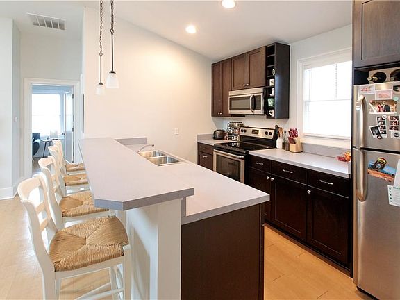 3rd image of 2042 N New Jersey St