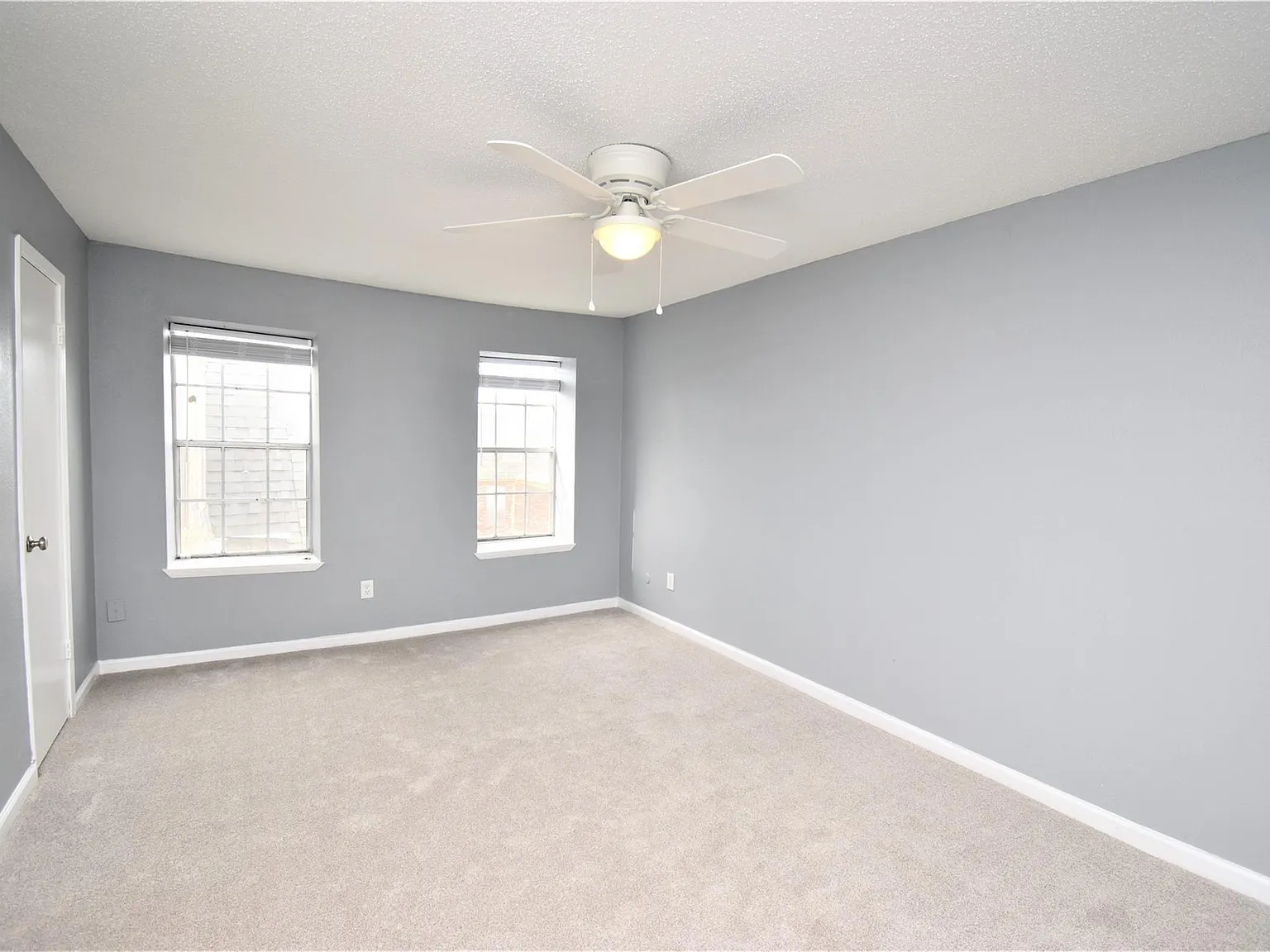 2 bed, 2.5 bath, 23194 sqft, $1,350 — Photo 2