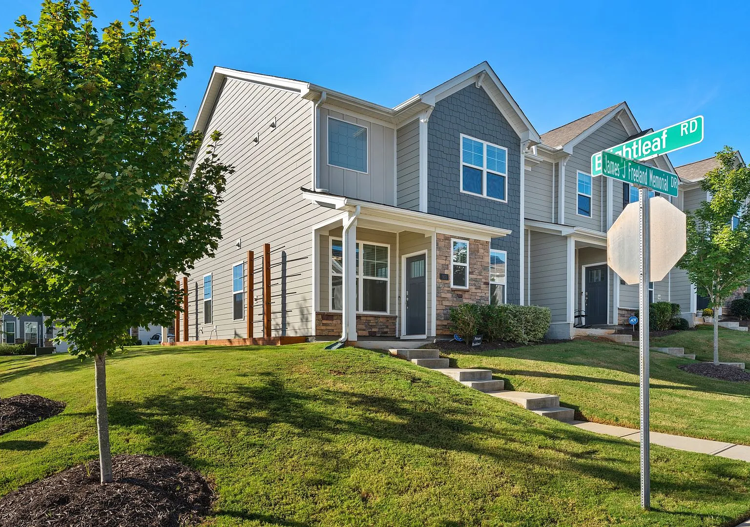Available Now! Spacious And Bright 3 Bedroom & 3 Full Bathroom Townhome! — Photo 2