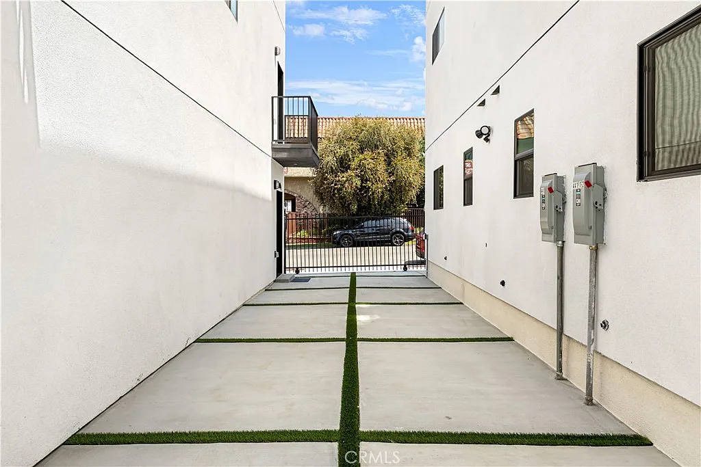 3 bed, 1350 sqft, $3,940 — Photo 4