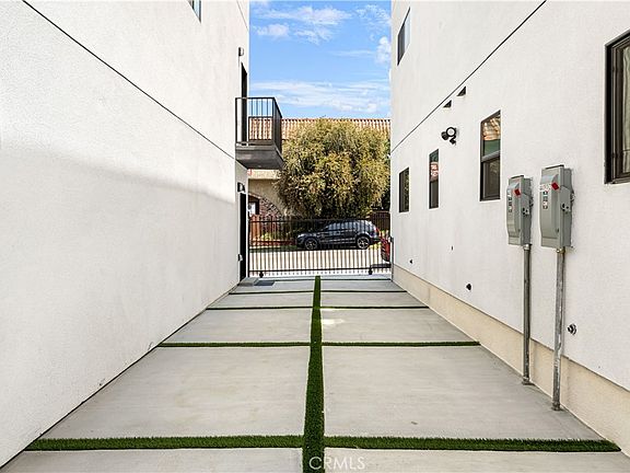 4th image of 443 N Harvard Blvd #1/2