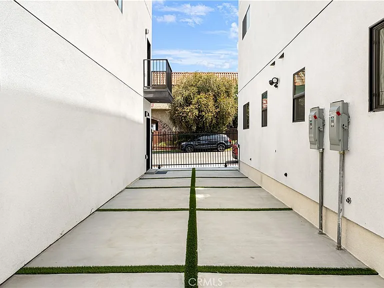 443 N Harvard Blvd #1/2 — Photo 4