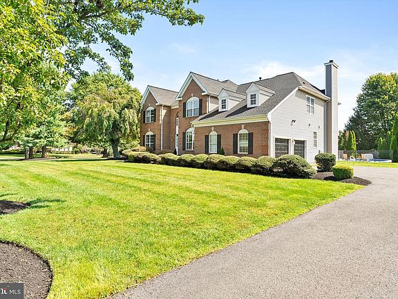 3rd image of 1 Somerset Ct