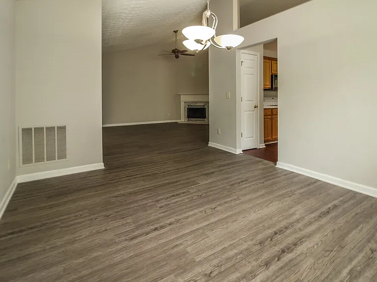 5729 Lakeview Cir — Photo 6