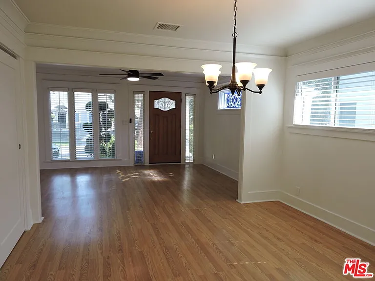 559 N Windsor Blvd — Photo 9
