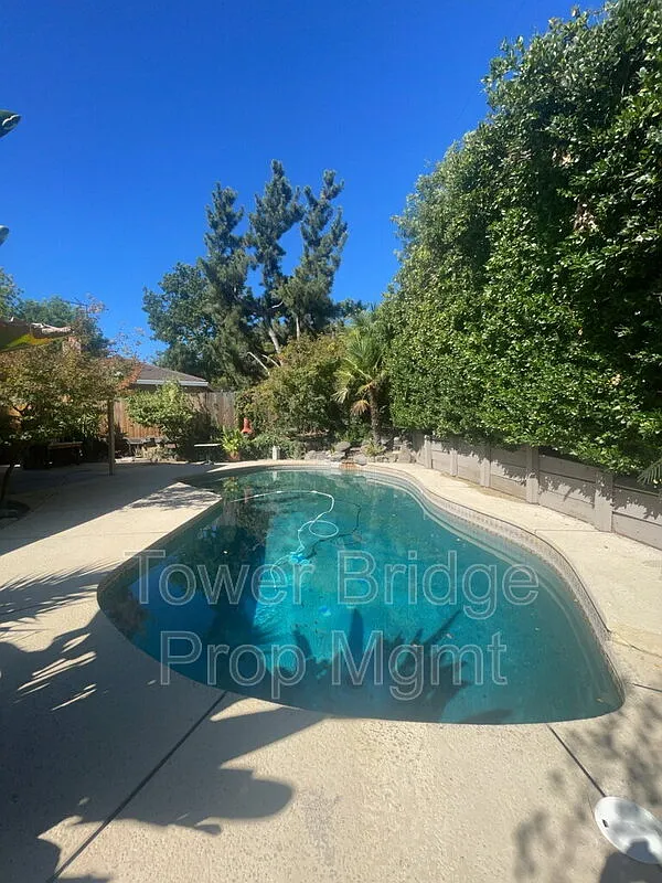 3 bed, 2.5 bath, 1643 sqft, $2,925 — Photo 2