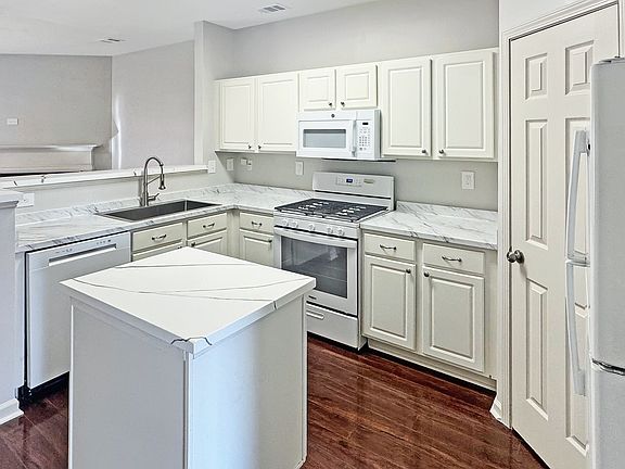 3rd image of 3385 Hidden Cove Cir
