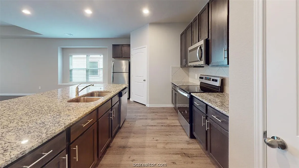 3 bed, 2.0 bath, 1523 sqft, $2,100 — Photo 2