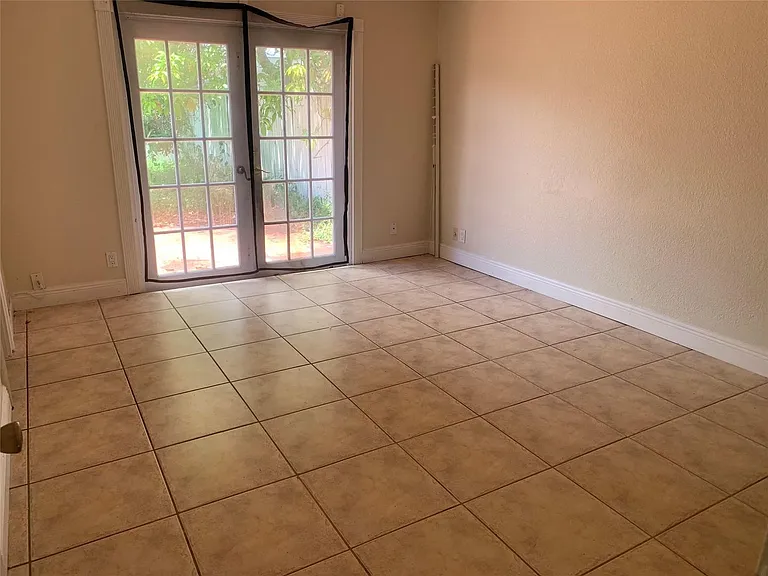 907 SW 78th Ave — Photo 5