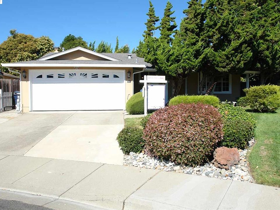 1st image of 34852 Warwick Ct