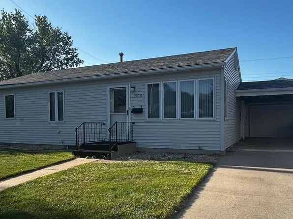 1500 Bridle Dr, Mitchell, SD 57301