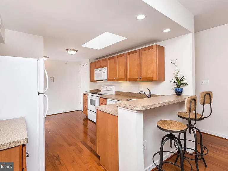 910 S Charles St #B — Photo 11