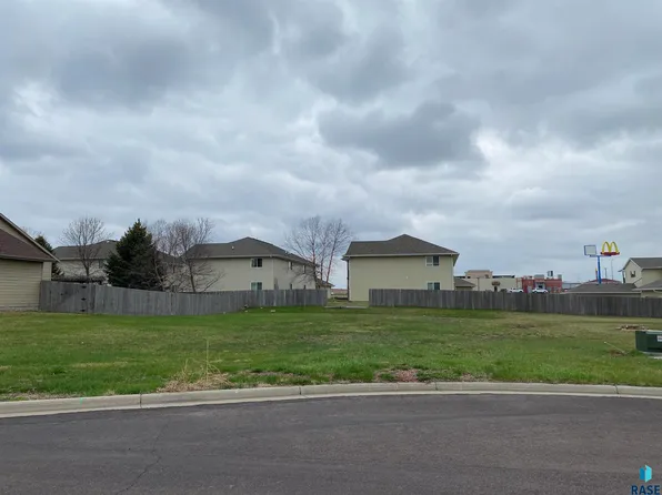 917 N Snowberry Ave, Brandon, SD 57005