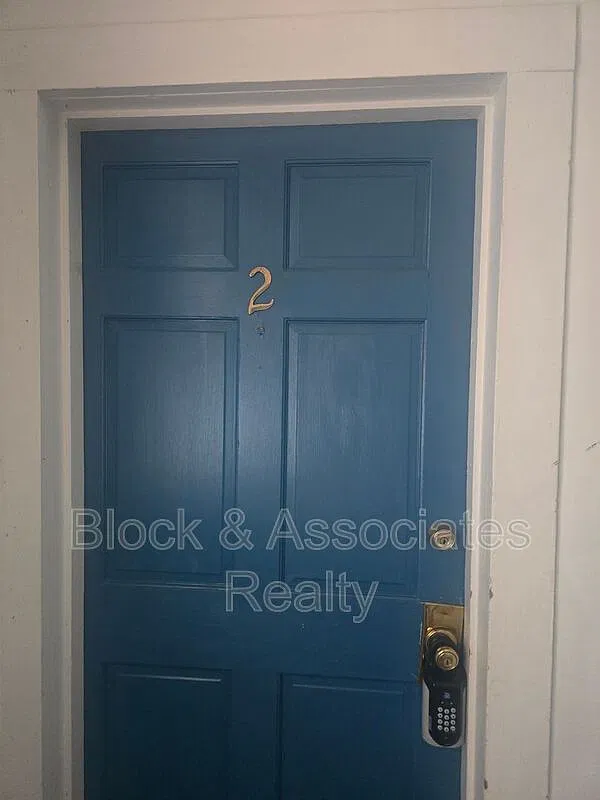 918 Franklin St — Photo 3