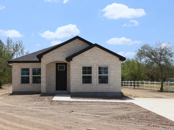 2276 State Highway 132 N, Natalia, TX 78059