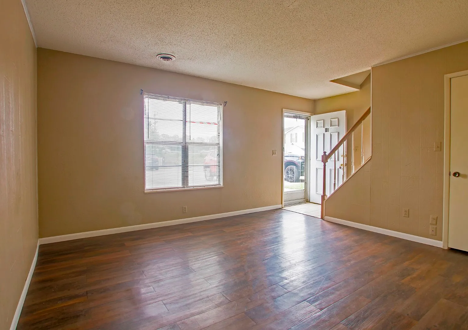 2 bed, 1.5 bath, 11232 sqft, $800 — Photo 2