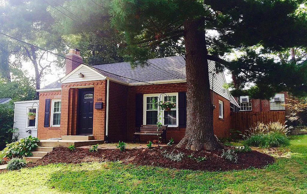 208 Thomas Ave photo 1