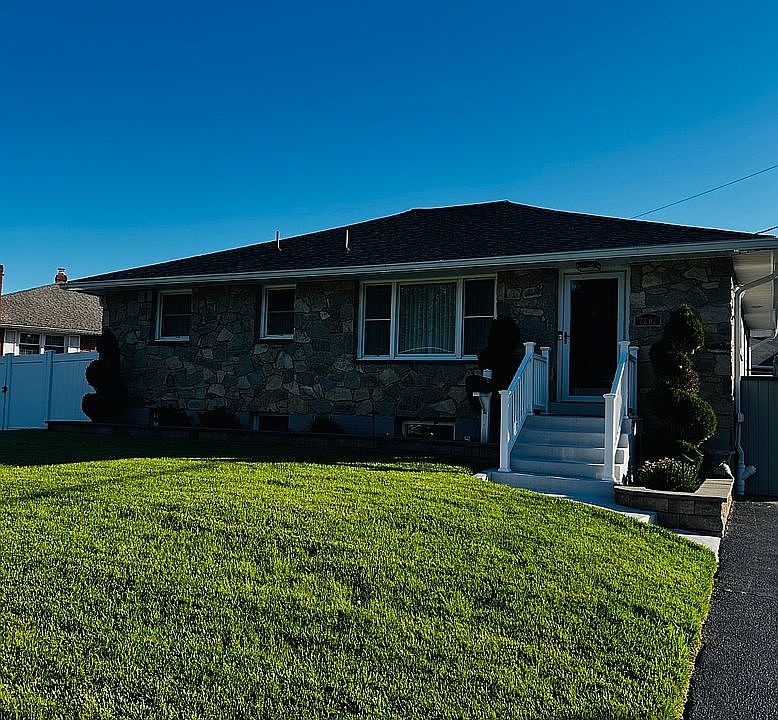 1st image of 2202 W Huntington Dr