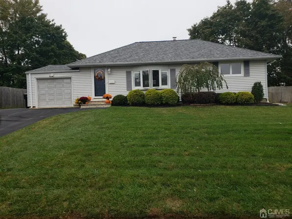 7 Heddin Pl, Middletown, NJ 07748