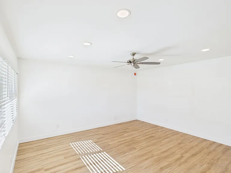 330 W I St — Photo 35