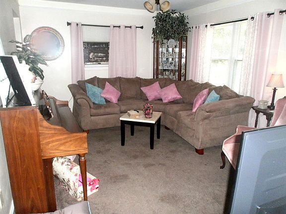 4th image of 4213 Darr Dr