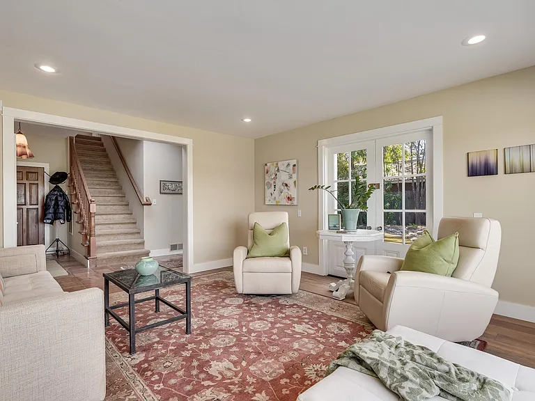 1398 Community Dr — Photo 21