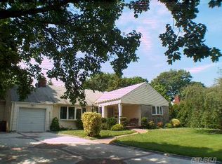 216 Overlook Ter, Roslyn Heights, NY 11577