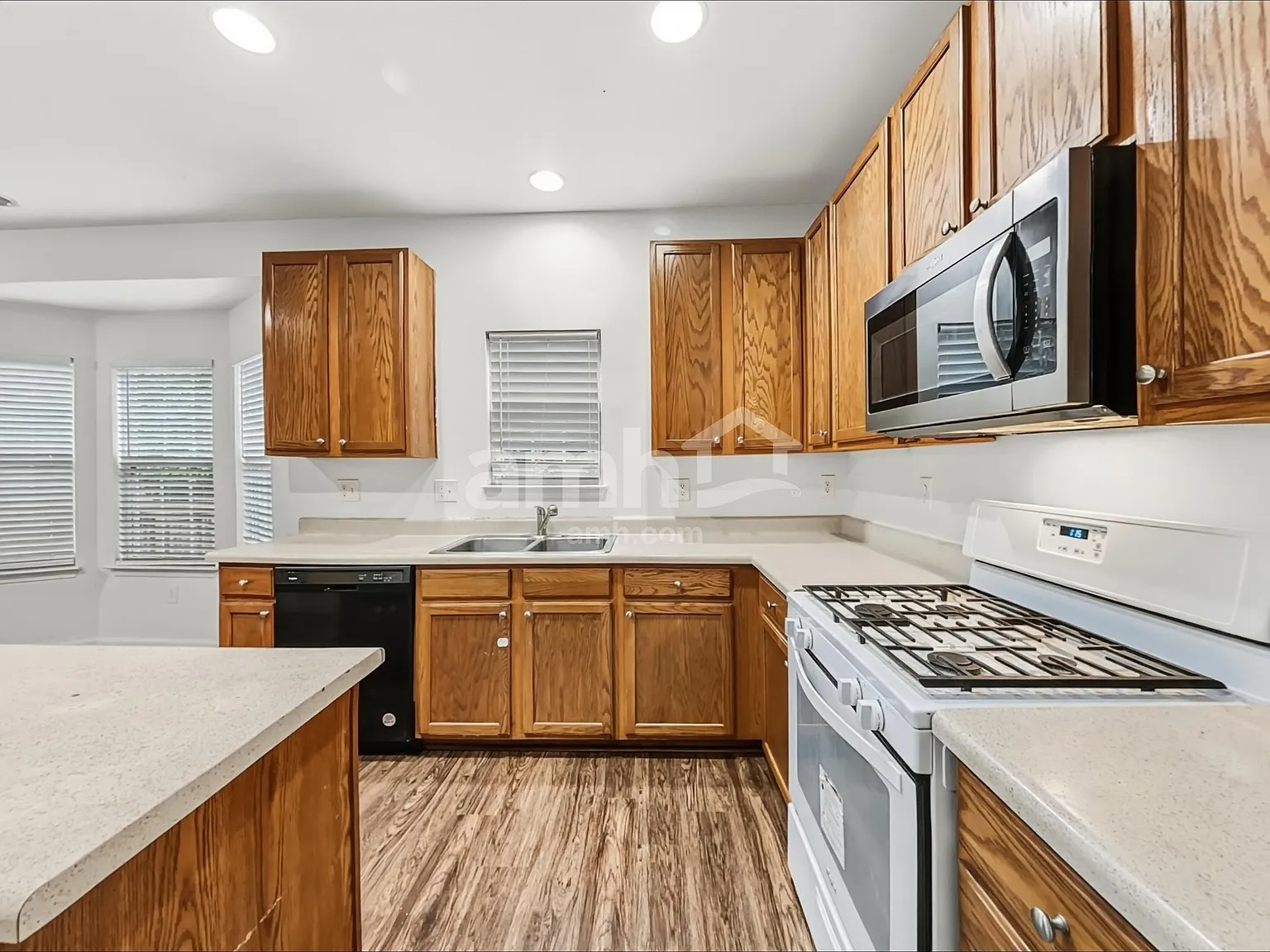 4 bed, 2.5 bath, 2372 sqft, $2,405 — Photo 4