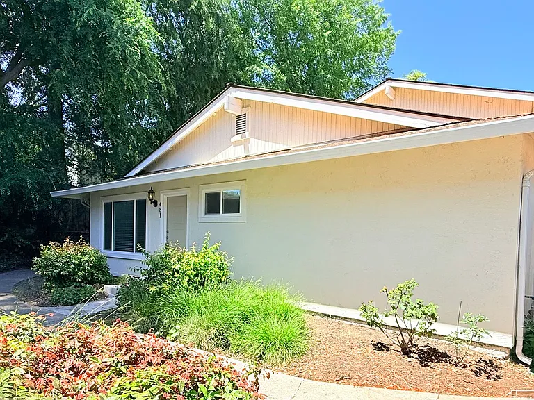 481 Carillo Ct — Photo 2
