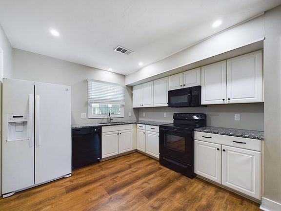 3rd image of 1011 Julia Ave