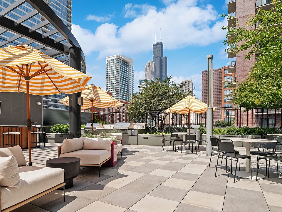 Lofts_amenity_deck lounge (1)
