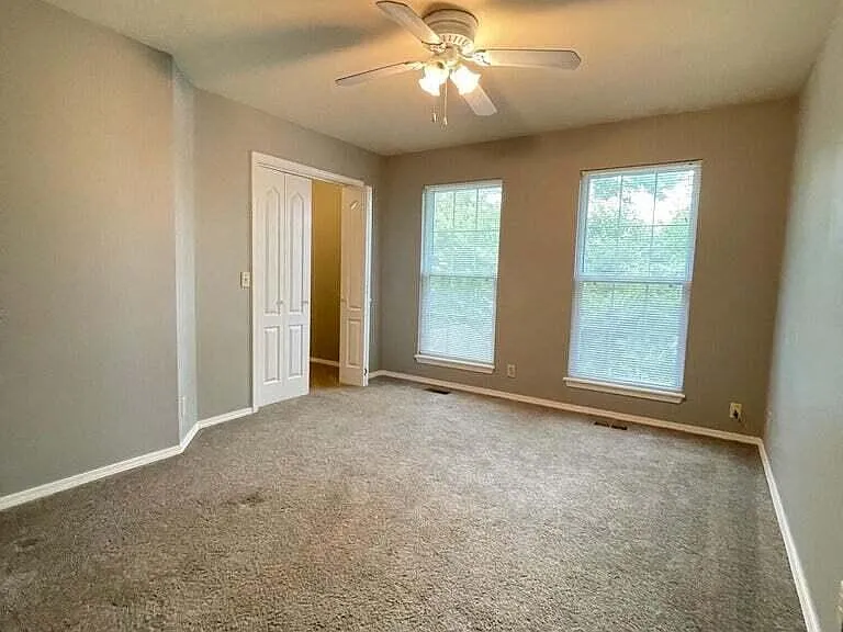 915 Briarview Dr — Photo 12
