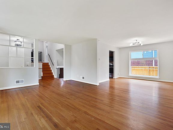 5th image of 5704 Greentree Rd