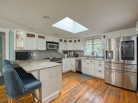 5th image of 30 Edgewood Ln