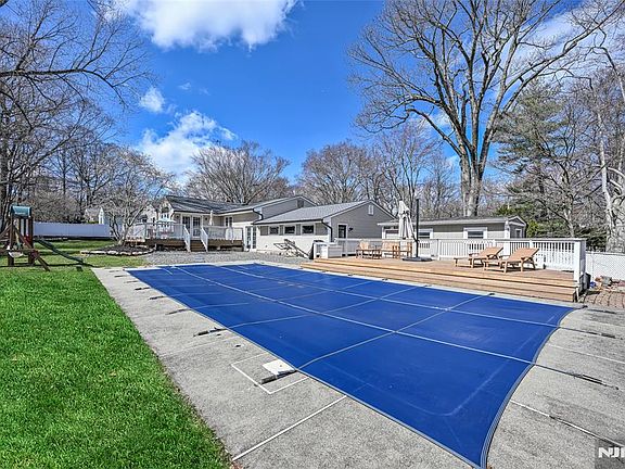 3rd image of 619 Sargent Rd