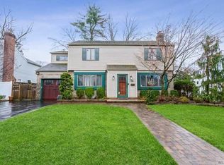 500 Rose Ln, Rockville Centre, NY 11570