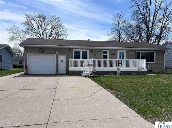608 1st St SW, Madelia, MN 56062