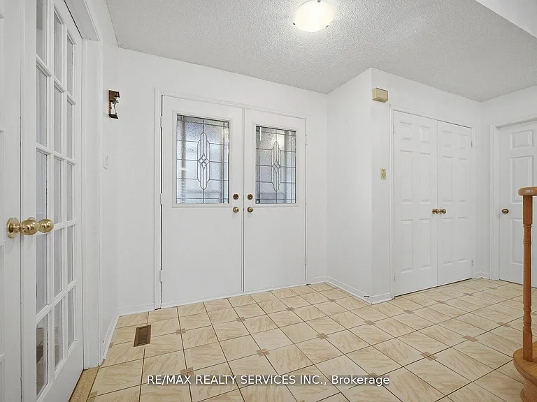 62 Fernbrook Cres — Photo 5