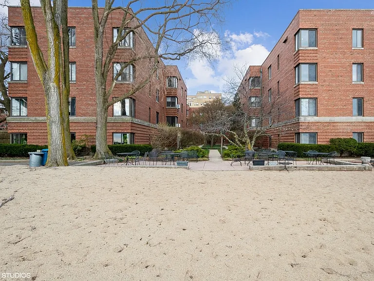 1224 W Chase Ave #1F — Photo 2