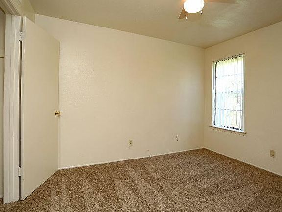 4th image of 2066 Royal Ln APT 2273