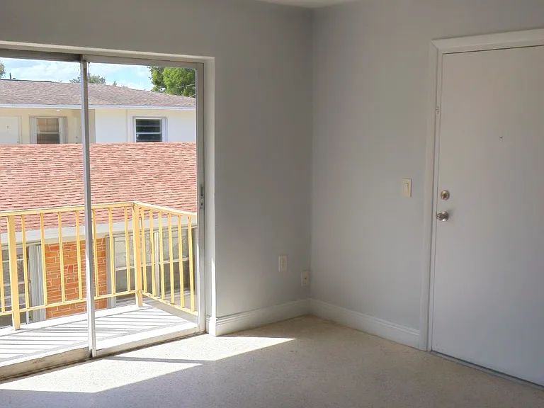 528 SW 6th St #6 — Photo 9