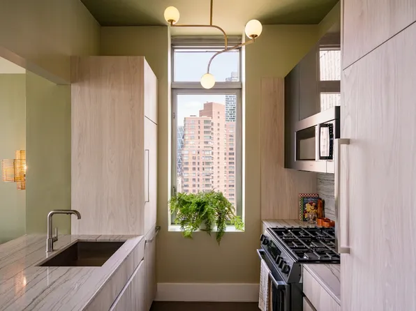 271 West 47th Street image 4 of 40