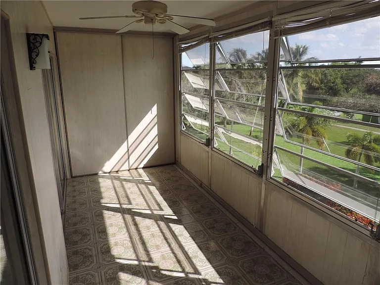 2901 Victoria Cir #H4 — Photo 4