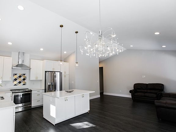 4th image of 8670 Valley Ct