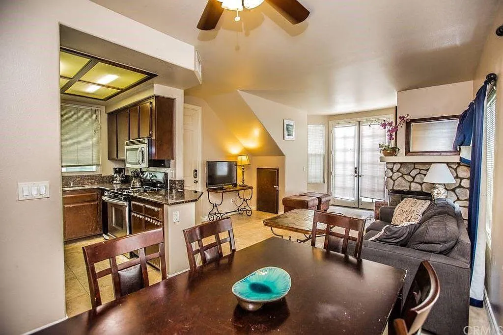 3 bed, 1400 sqft, $6,500 — Photo 1