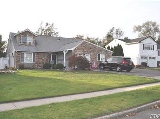 8 Honeysuckle Ln, Kings Park, NY 11754