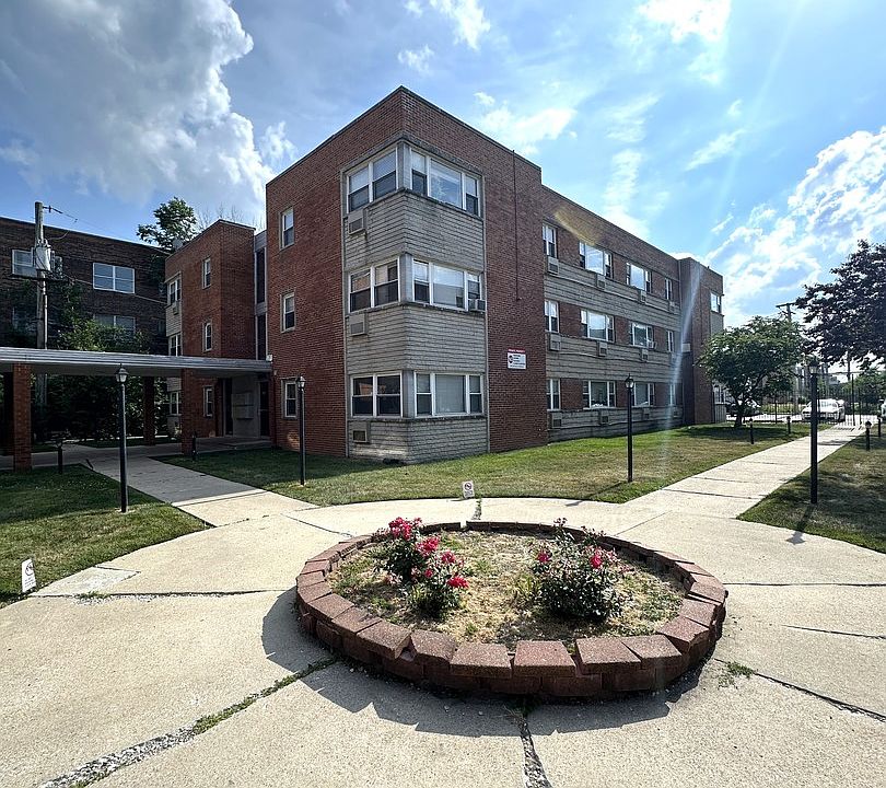 1st image of 2409 W Balmoral Ave APT 3F