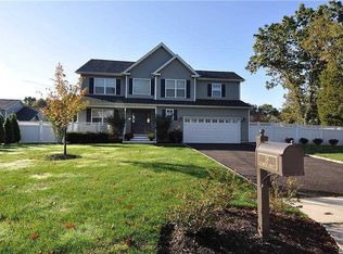 38 Delamere St, Huntington, NY 11743