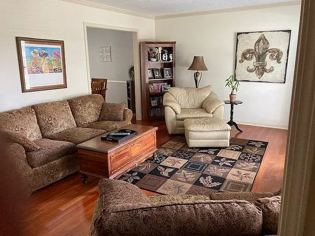 Living room, (note - NONE of the furnishings in this or any other pictures are included)