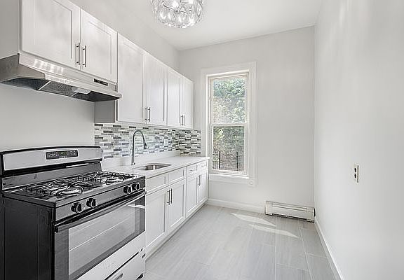 4th image of 602 Bainbridge St #3